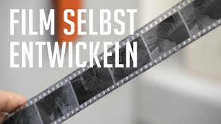 Analogen SchwarzweißFilm selbst entwickeln mit Oliver Rolf [upl. by Bela614]