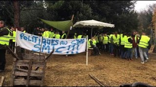 Vaucluse  les gilets jaunes toujours mobilisés à PerneslesFontaines [upl. by Wenn503]