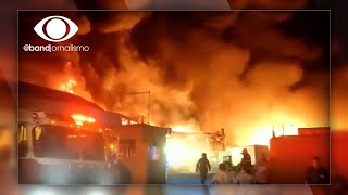 Grande incêndio destrói galpão em SP [upl. by Gaylord]