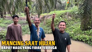 Mancing Saat Hujan Dapat Hasil Yang Tidak Terduga [upl. by Tildi]