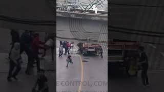 Cámara del C5 de Tlaxcala grabó el momento del fatal accidente en la carretera TlaxcoChignahuapan [upl. by Emelita]