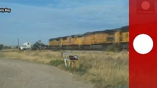 Choque espectacular entre un tren y un camión bloqueado en la vía del tren  video amateur [upl. by Sirtemed]