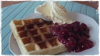 Lockere BELGISCHE WAFFELN mit heißen Kirschen  Hefeteig [upl. by Arodnahs905]