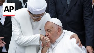 Pope Francis kisses hand of Jakarta mosques grand imam after interfaith meet in Indonesia [upl. by Colp]