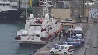 Rientrata dallAlbania la motovedetta con 12 migranti larrivo al porto di Bari [upl. by Flavia]