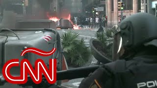 Explosiones durante enfrentamiento entre manifestantes independentistas y la policía en Barcelona [upl. by Greenebaum288]