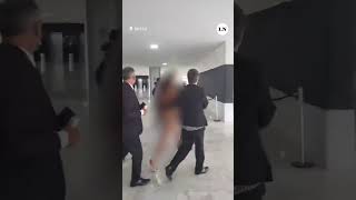 Una mujer desnuda entró al Palacio de Planalto de Brasil y exigió hablar con Lula da Silva [upl. by Vitek239]