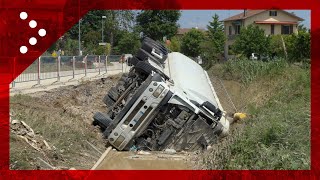 Alluvione Forlì tir finisce in canale attesa per il recupero del mezzo [upl. by Heiner]