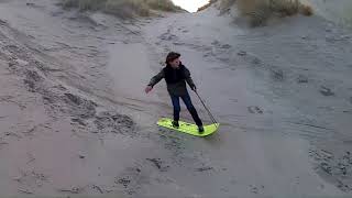 Zandborden in de duinen van Terschelling Axiski zandslee sandboarden [upl. by Ranice976]