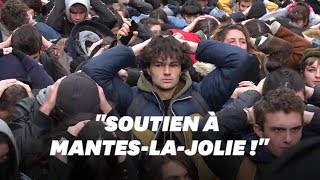 Étudiants et lycéens à genoux en solidarité avec les jeunes de ManteslaJolie [upl. by Bellanca]