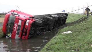 Vrachtwagen te water langs N242 in Alkmaar door losgeschoten stuurstang [upl. by Flosi]