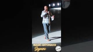 Biagio Antonacci scalzo emoziona il pubblico con ‘Sognami’ in una performance dal vivo [upl. by Eylatan]