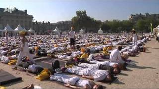 Raw Video Mass Yoga Session in Paris [upl. by Aniwde]