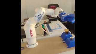 Il Caffè Fatto da un Cobot al makerfaire a Roma [upl. by Eizzik]