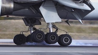 【伊丹空港】ANA B777200 JA706A 着陸 ランディングギア ズーム＆スローモーション landing gear touchdown close amp slow motion [upl. by Castara269]