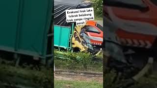 Evakuasi truk laka habis nubruk belakang truk sampe ringsek shorts [upl. by Aleunam]