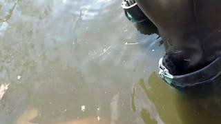 31 The disadvantage of wearing rubber boots with zipper in deep water Zara boots fails Boots off [upl. by Anekahs]