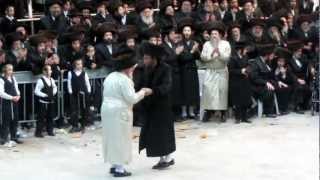 WOW Satmar Rebbe grabbing r avrum lefkowitz in middle of Mitzvah tantz and dancing with him [upl. by Moishe76]