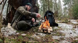 Building a bushcraft shelter deep in to the woods Cooking and relaxing in the snowy forest [upl. by Hairabez]