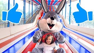 TOBOGGAN avec un LAPIN GEANT et CACHE CACHE MASCOTTE dans la PISCINE A BALLES de BABYLANDDemojouets [upl. by Annez]