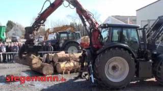 Valtra T182 Direct mit Forstkran beim Holzspalten [upl. by Ahsirpac]