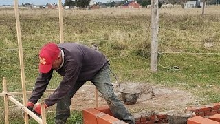 Levantando pared con la ayudante construccióneconomica lasolución construcciónfácil [upl. by Sined665]