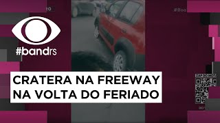 Feriadão cratera abre na freeway [upl. by Gaige]