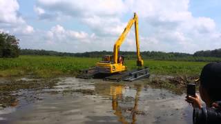 LAUNCHING amphibious excavator swamp KOMATSU PC200 8 LC long arm part 2 [upl. by Eddina149]