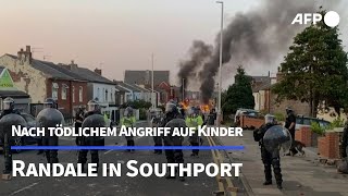 Randale nach tödlichem Messerangriff auf Kinder in England  AFP [upl. by Enelyt576]