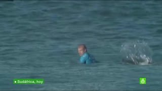 Una cámara graba en directo el ataque de un tiburón al campeón de surf Mick Fanning [upl. by Ynafetse967]