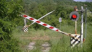 Spoorwegovergang Altavilla Irpina I  Railroad crossing  Passaggio a livello [upl. by Neirb]