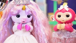 The Fingerlings Show  Celebrate New Years Eve Make Resolutions and SingAlong  Fingerlings Toys [upl. by Acinej]