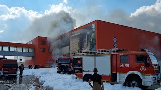 Pożar hali magazynowej budynku Merkury Market w Krośnie [upl. by Enilra]