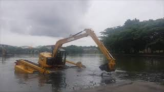 TEST FLOATING amphibious excavator swamp CAT 307 5 long arm Ultratrex pontoons undercarriage [upl. by Ojibbob]