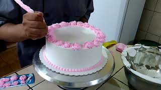 Cómo decorar una torta con chantilly [upl. by Slinkman336]