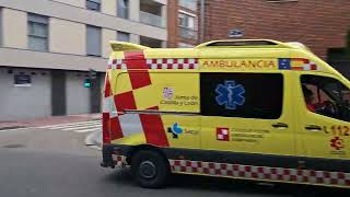 Ambulancia SVB del SACYL acudiendo a un servicio urgente en Valladolid [upl. by Aitnom414]