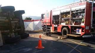 Aparatoso accidente de una hormigonera en el Polígono de Hontoria Un herido 2782013 3 [upl. by Ayita961]