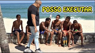 PEGADINHA ENCONTREI O ALV0 NA ESQUINA DA PRAIA  Prank Beach [upl. by Nyrek]