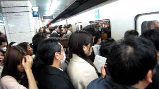 Métro de Tokyo 3 jours après le tremblement de terre  Impossible de monter dans le train [upl. by Stultz856]