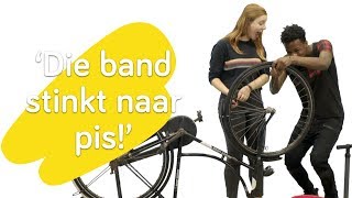 De jeugd van tegenwoordig herstelt een fietsband quotDie band stinkt naar pisquot [upl. by Ordnaxela459]