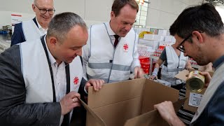 Freiwillige packen 10000 Pakete für Czernowitz [upl. by Naujtna]