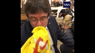 Puigdemont besa la bandera española en Copenhague [upl. by Shoshana]