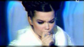 Björk  Its Not Up To You live at the Victoires Awards 2002 [upl. by Sueddaht]