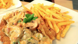 Schnitzel mit Pilzrahmsoße Rezept  Jägerschnitzel  Champignonrahmsauce kochen  Pommes [upl. by Leumek149]