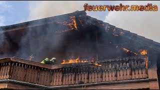 Dachstuhlbrand bei tropischen Temperaturen fordert die Feuerwehr [upl. by Ardnola]