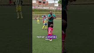 Un petit envahit le terrain de football  moment mignon et carton rouge  shorts football garçon [upl. by Percy]