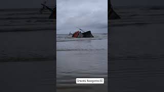 Barco encalha praia do gravatá navegantes Santa Catarina [upl. by Crofton]