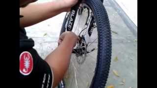 Como tirar e colocar as rodas da bicicleta how to remove a bike wheel [upl. by Dorrehs]