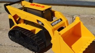 Mighty Machines Caterpillar Digger and Crew Dig at Construction Site Toy Review [upl. by Einnaffit72]