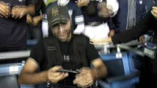 Amazing Foul Ball Catch Last Game Yankee Stadium 9212008 [upl. by Dearr]